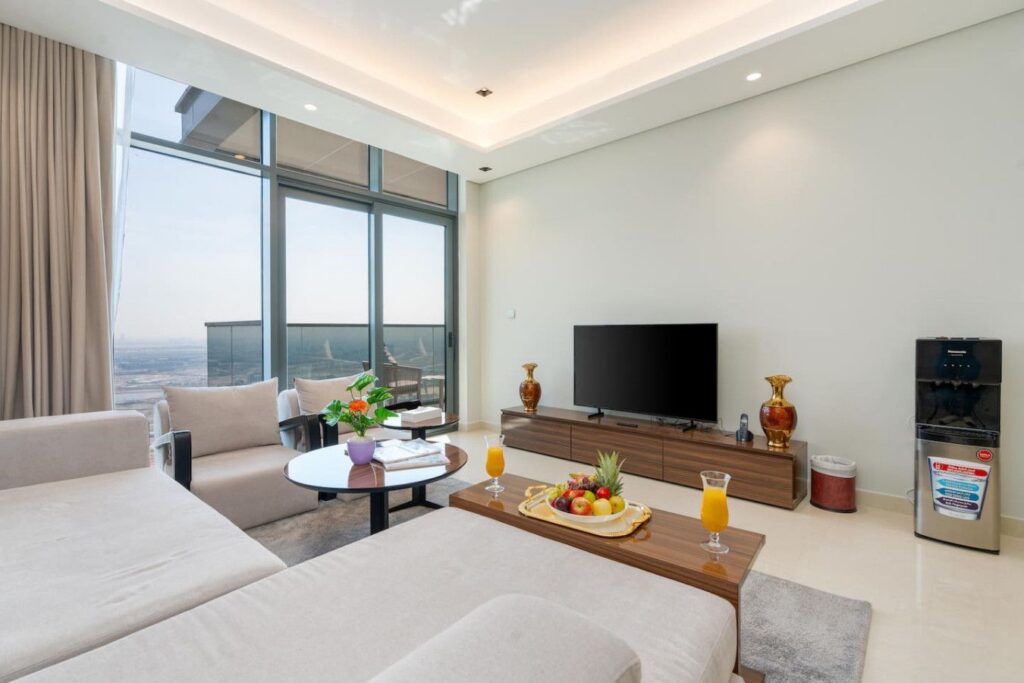 Elegant 1BR | Partial Burj Khalifa View & King Bed, Business Bay