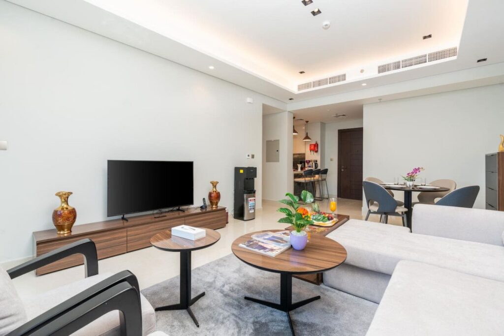 Elegant 1BR | Partial Burj Khalifa View & King Bed, Business Bay