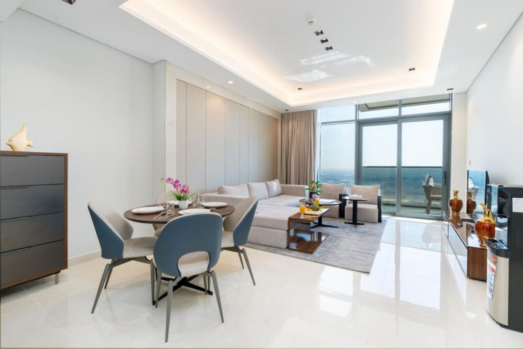Elegant 1BR | Partial Burj Khalifa View & King Bed, Business Bay