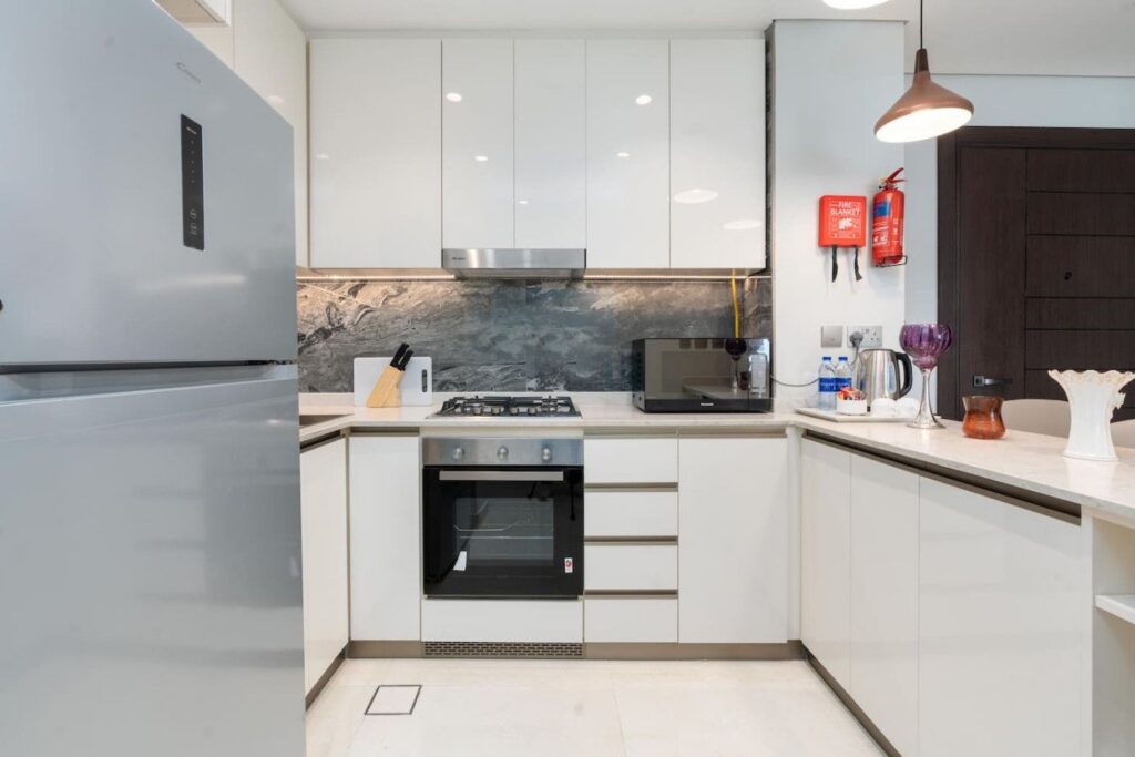 Elegant 1BR | Partial Burj Khalifa View & King Bed, Business Bay