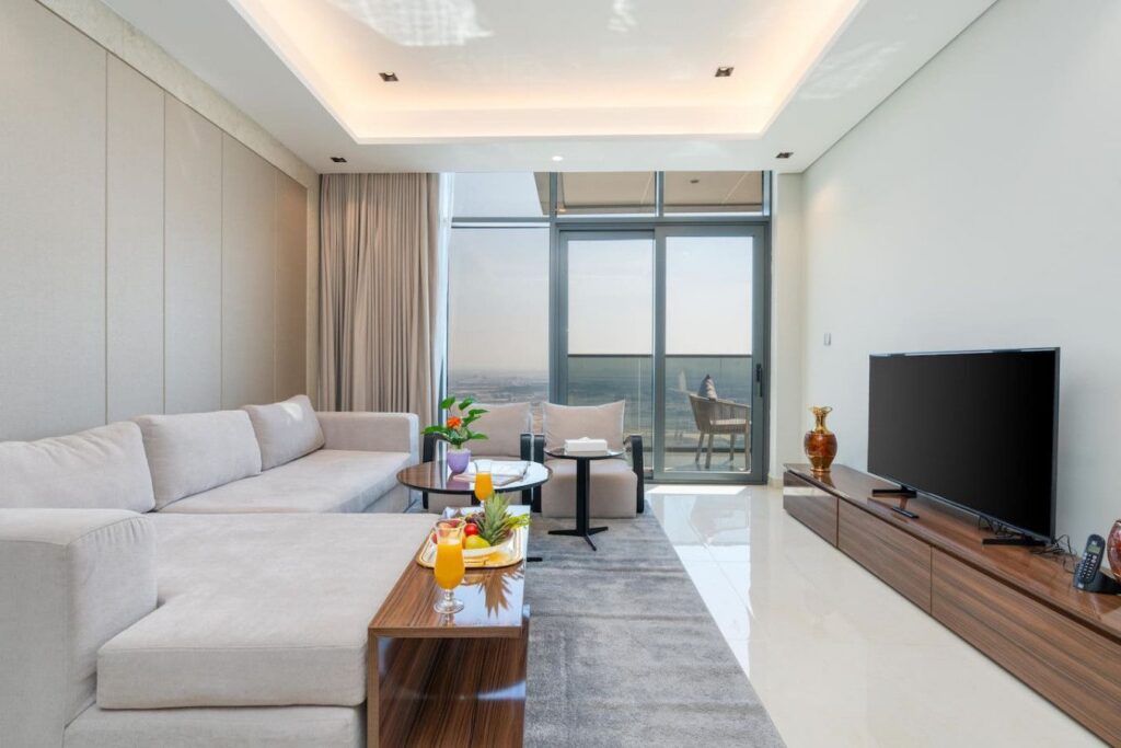 Skyline 2BR | High-Floor Balcony, Pool & Gym, Business Bay