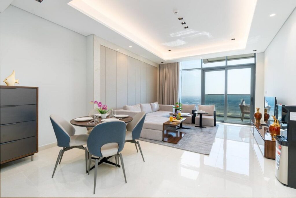 Skyline 2BR | High-Floor Balcony, Pool & Gym, Business Bay
