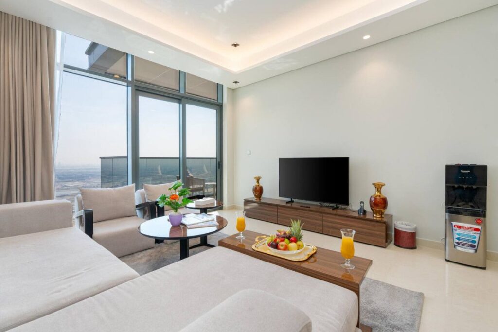 Skyline 2BR | High-Floor Balcony, Pool & Gym, Business Bay