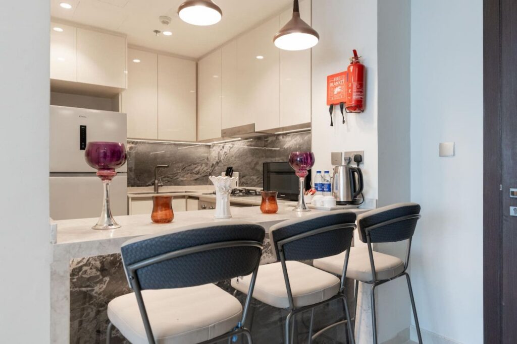 Skyline 2BR | High-Floor Balcony, Pool & Gym, Business Bay